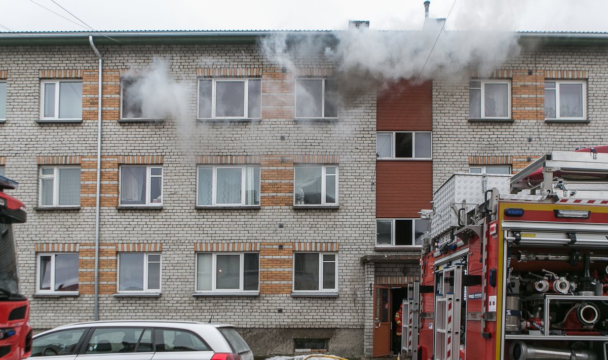 Kortermaja kolmanda korruse korteri põleng sai tõenäoliselt alguse diivanist.