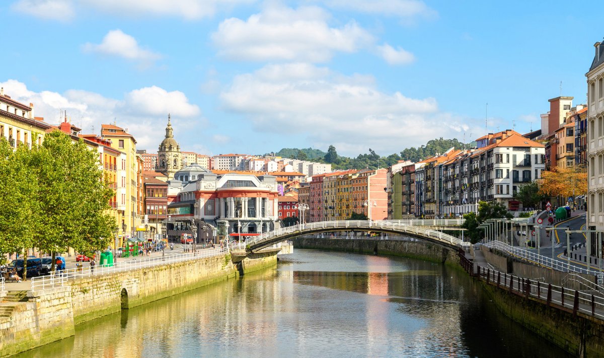 Bilbao tuntuimad vaatamisväärsused on Guggenheimi muuseum, Kaunite Kunstide Muuseum ja Santiago katedraal.