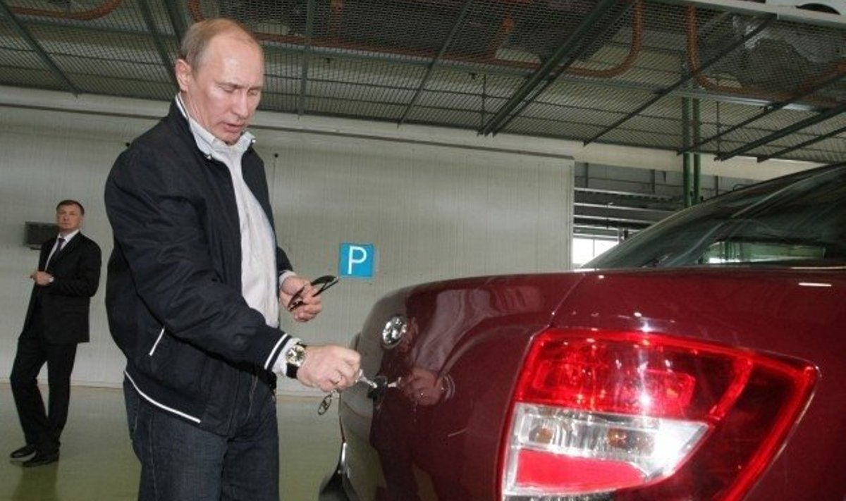 Prosta auto pakiluuki peab üks peaminister ka võtmega avada oskama. Foto: Vladimir Rodionov, RIA Novosti