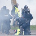 Полиция слезоточивым газом встретила "желтые жилеты" возле Европарламента