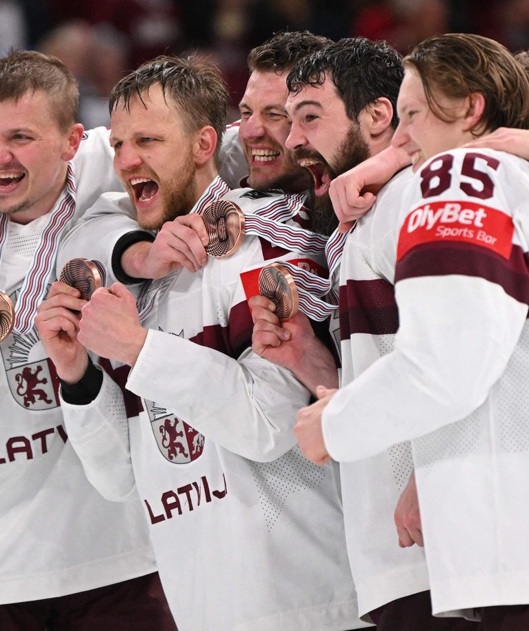Läti hokikoondislased pronksmedalitega.