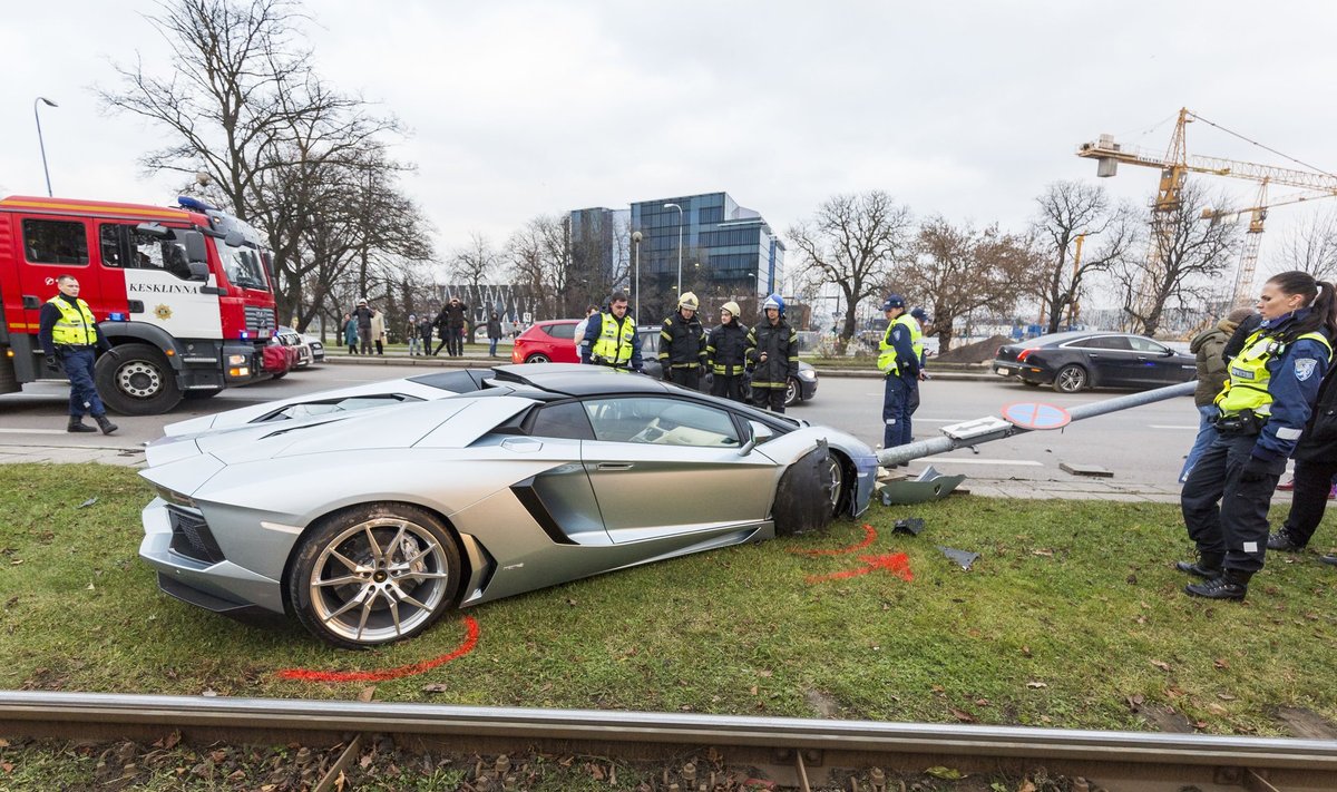 Lamborghini Aventador sai Eestis kurikuulsaks paar nädalavahetust Tallinnas vastu posti sõites. Õnnetus peatas tükiks ajaks trammiliikluse.