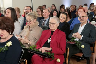 President Kersti Kaljulaidi kõnet kuulavad lavastaja Merle Karusoo ja ajaloolane David Vseviov.