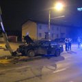 FOTOD: Sõpruse puiesteel sõitis Audi juht öösel otsa foorile