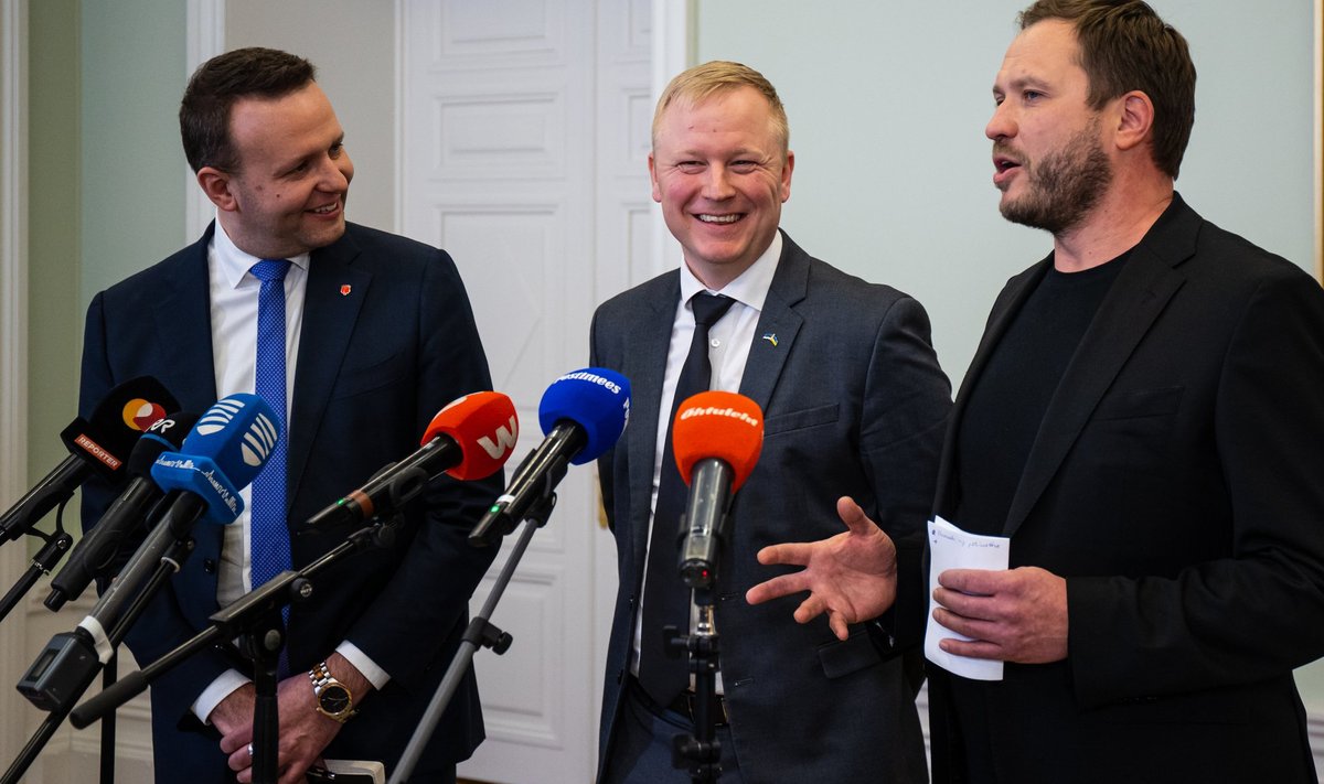 Koalitsioonikõneluste pressikonverents 15.03.2023, vasakult Lauri Läänemets, Mart Võrklaev, Margus Tsahkna