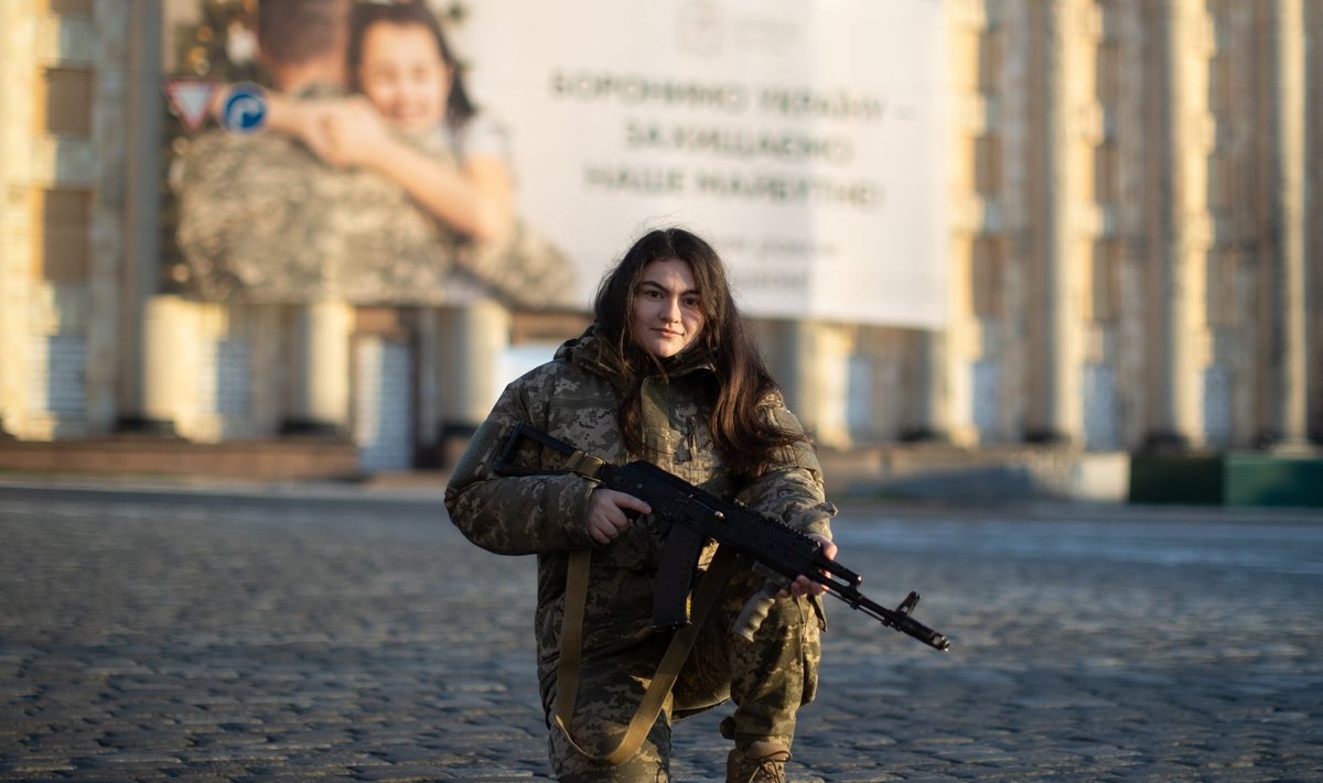 Jeva töötab armeepsühholoogina, aga on ka vaenlase pihta tulistanud. Edaspidi tahab ta saada roodukomandöriks.
