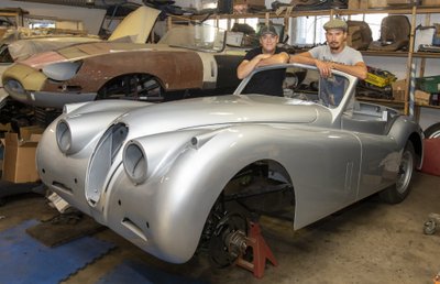 Raivo Otsman (vasakul) liitus firmaga kaks aastat tagasi ja teeb oma unistuste tööd Harri Tiiduse firmas. Tema esimeseks tööks sai Jaguar XK120 kokkupanemine. Auto aastast 1953.