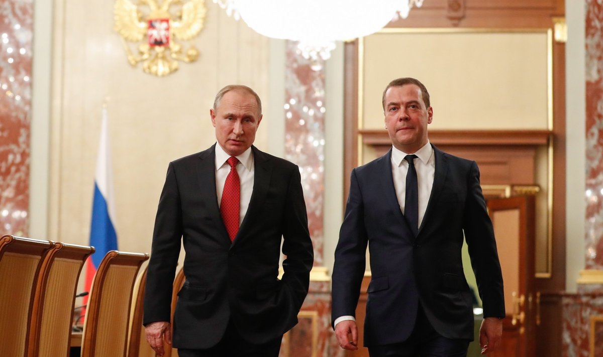 TRUUD KAMRAADID: Vladimir Putin (vasakul) ja Dmitri Medvedev jalutavad koos.