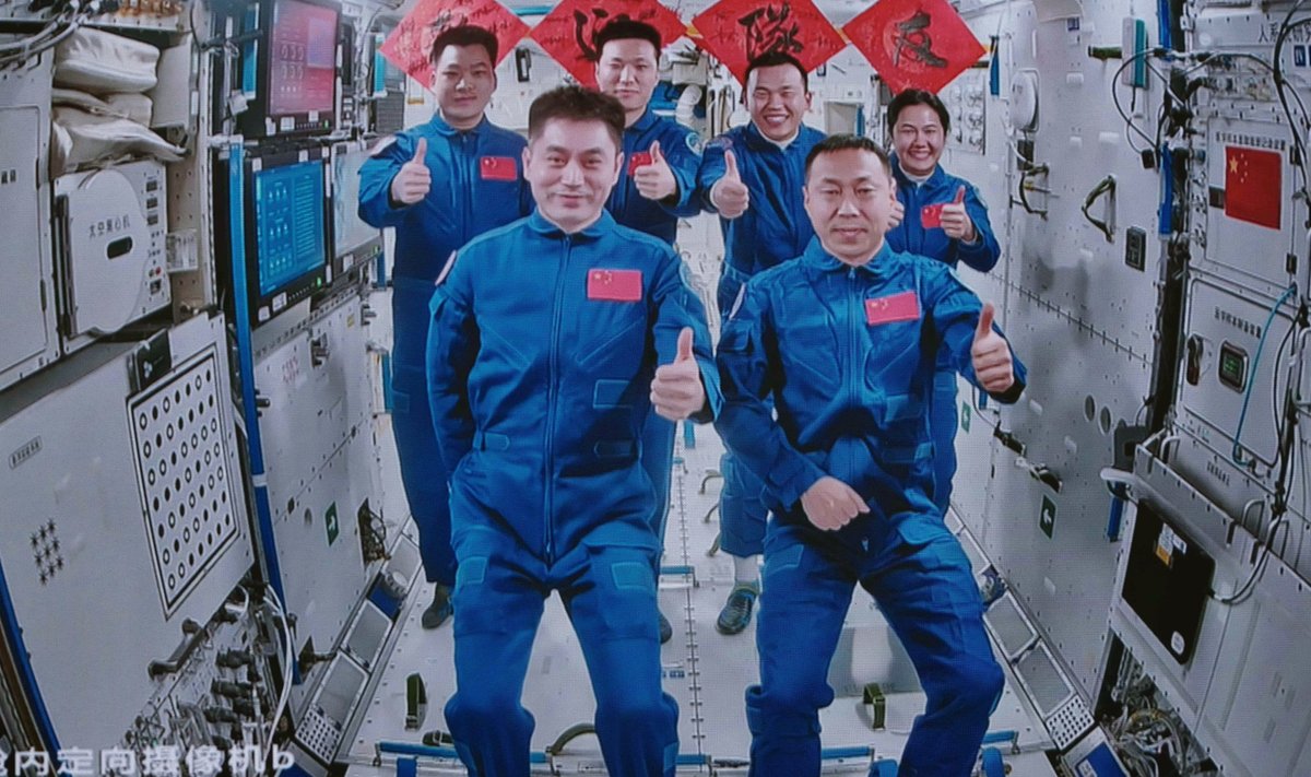 Shenzhou-18 ja Shenzhou-19 meeskondade kohtumine orbitaaljaamas.