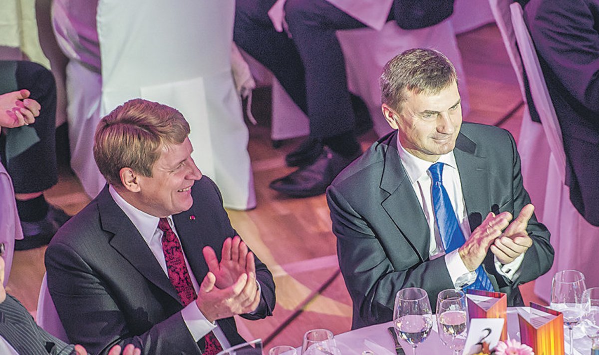 Peaminister Andrus Ansip (paremal) on loonud stabiilse majanduskeskkonna ja selle parimaid pärjatakse igal aastal ettevõtluse auhindadega. Fotol on peaminister koos Eesti kaubandus-tööstuskoja juhatuse esimehe Toomas Lumaniga 2013. aasta auhindade üleandmisel.