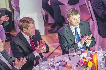 Peaminister Andrus Ansip (paremal) on loonud stabiilse majanduskeskkonna ja selle parimaid pärjatakse igal aastal ettevõtluse auhindadega. Fotol on peaminister koos Eesti kaubandus-tööstuskoja juhatuse esimehe Toomas Lumaniga 2013. aasta auhindade üleandmisel.