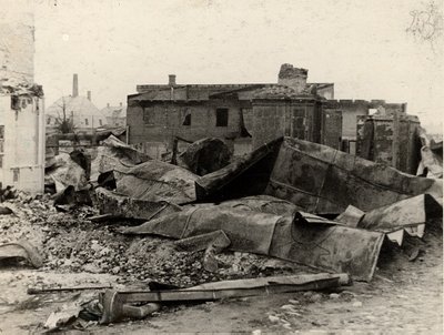 II MS. Eesti Tarbjateühistu Jõgeva kontori kontroihoone varemed, suvi 1941. Maja süütasid põlema taanduvad Nõukogude väed või Läti hävituspataljon, 23. juuli 1941