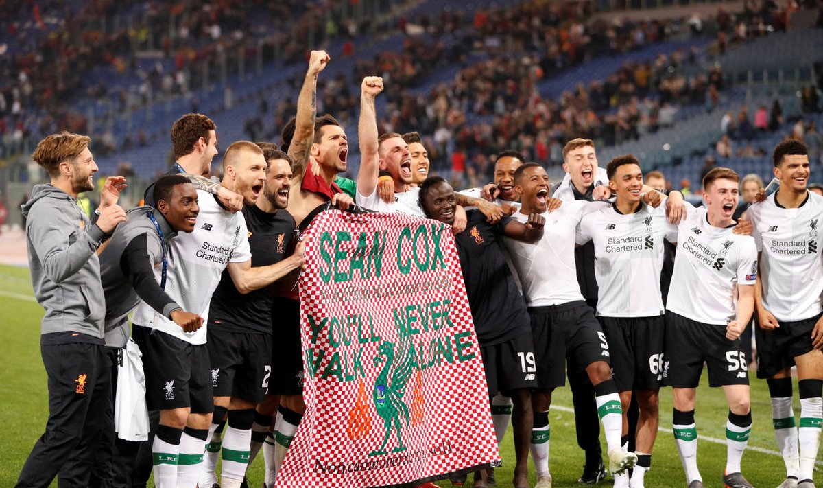 Liverpooli mängijad Sean Coxi toetava bänneriga