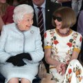 FOTOD | Särasilmselt esireas: Kuninganna Elizabeth II külastas esmakordselt Londoni moenädalat