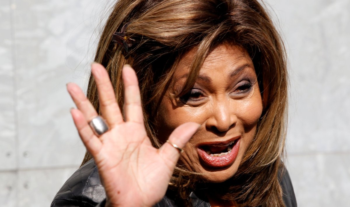 FILE PHOTO: U.S. pop singer Tina Turner waves during photocall before the Emporio Armani Autumn/Winter 2011 women's collection show at Milan Fashion Week