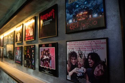 RARITEEDID Ühes valgustatud seinaorvas on eksponeeritud raamitud vinüül­plaadi­ümbrised, millele annavad hindamatu väärtuse legendaarsete bändimeeste autogrammid ja pühendused.