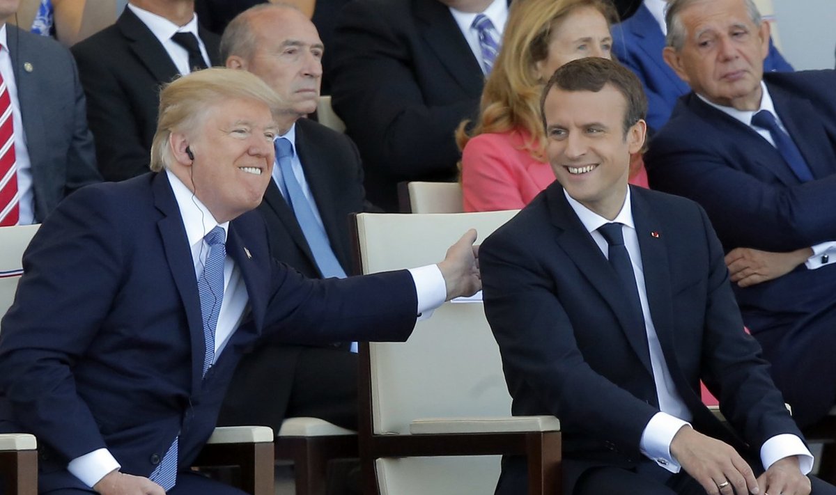 Trump ja Prantsusmaa president Emmanuel Macron (paremal) möödunud juulis Pariisis prantslaste suurt sõjaväeparaadi nautimas. (Foto: AP)