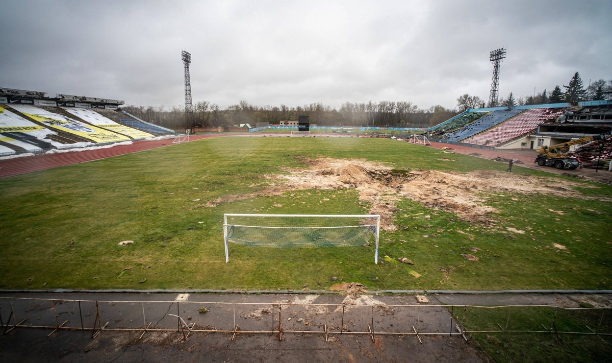 Tšernihivi staadion aprillis. Sel väljakul mõistagi kõrgliiga vutti niipea ei näe. Kõik mängud peetakse Kiievis või selle lähiümbruses.