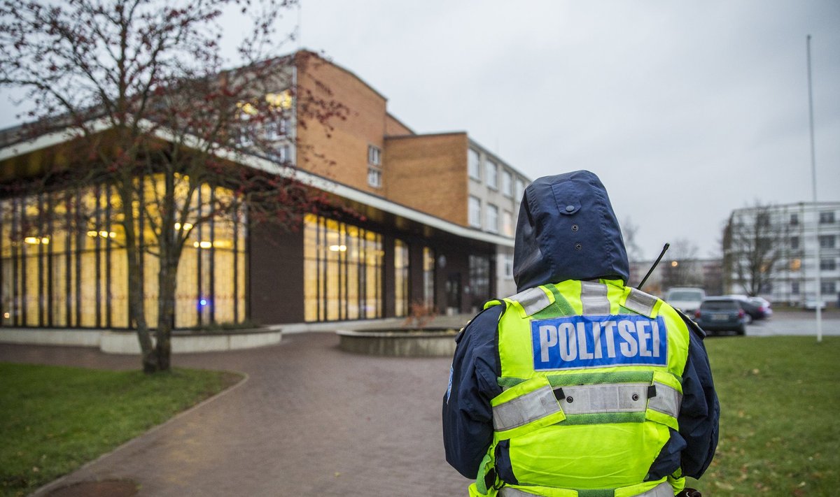 Politseinik Viljandi Paalalinna kooli juures