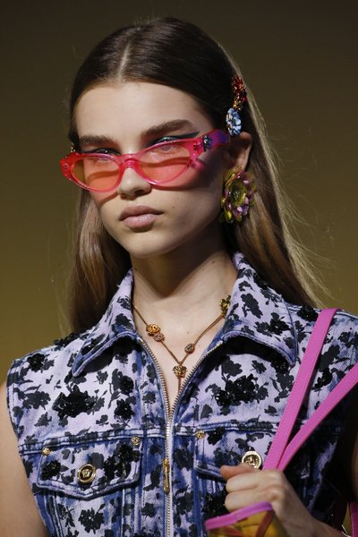Vastandiks suurtele prilliraamidele: Versace kolmnurksed roosad prillid teevad ilme nooruslikult mänguliseks.
