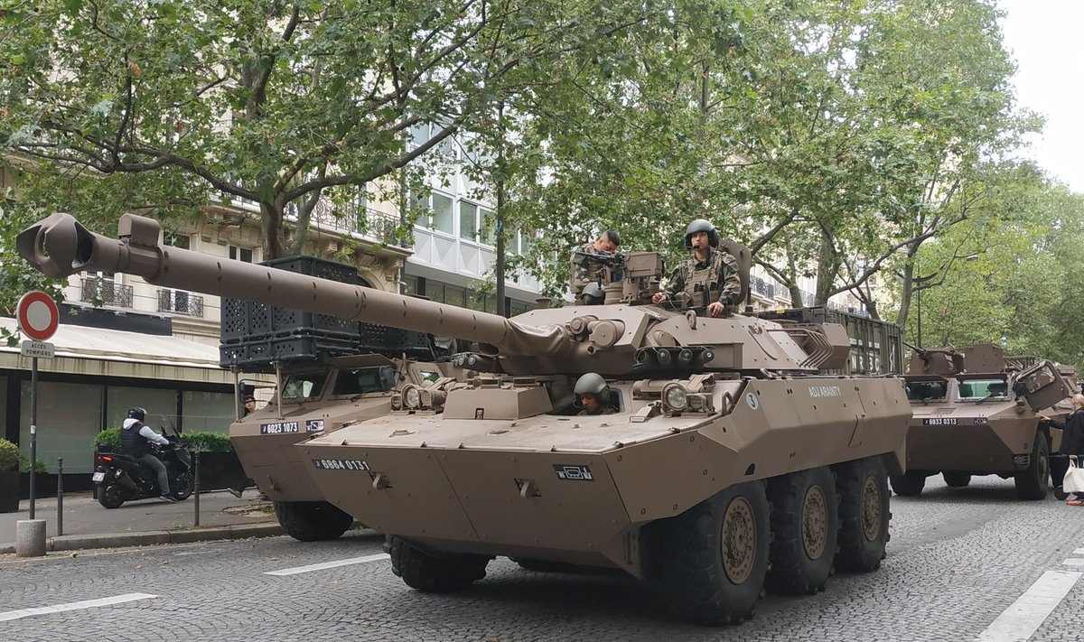 Prantsuse soomukid AMX-10 RC paraadil