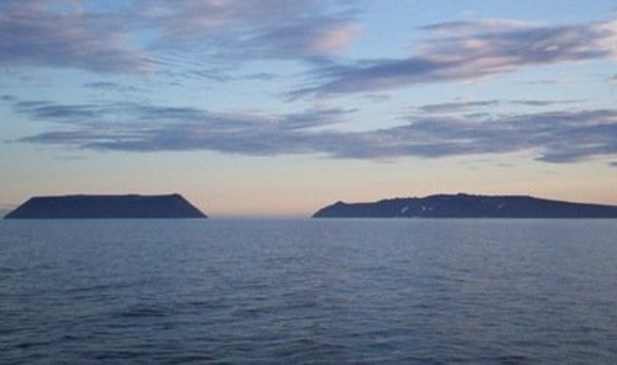 Diomidi saared põhja poolt pildistatuna, väiksem vasakul (foto: Dave Cohoe / CC BY-SA 4.0 / Wikimedia Commons)