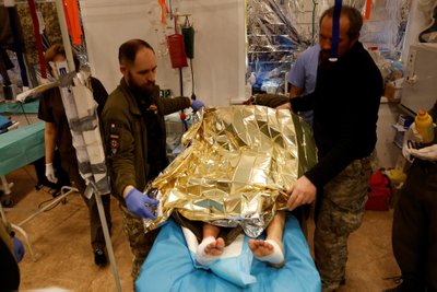 SEISUND STABIILNE: Ukraina armee arstid ja kirurgid katavad Serhii pärast esmaabi andmist fooliumtekiga.