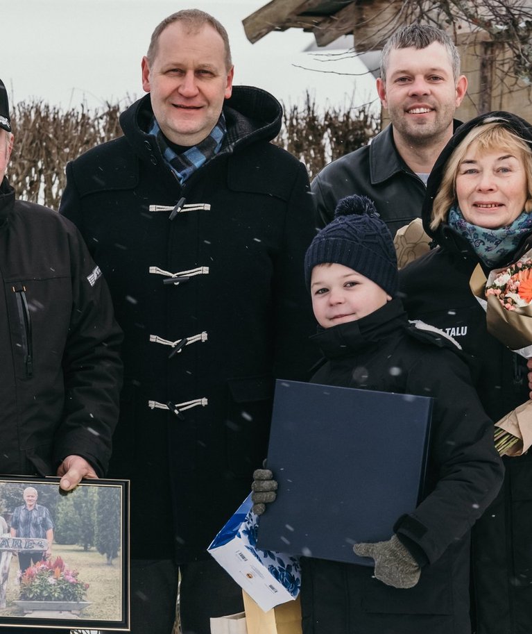 Parima talu tunnistuse andis Jõeääre pererahvale üle maaeluminister Urmas Kruuse.