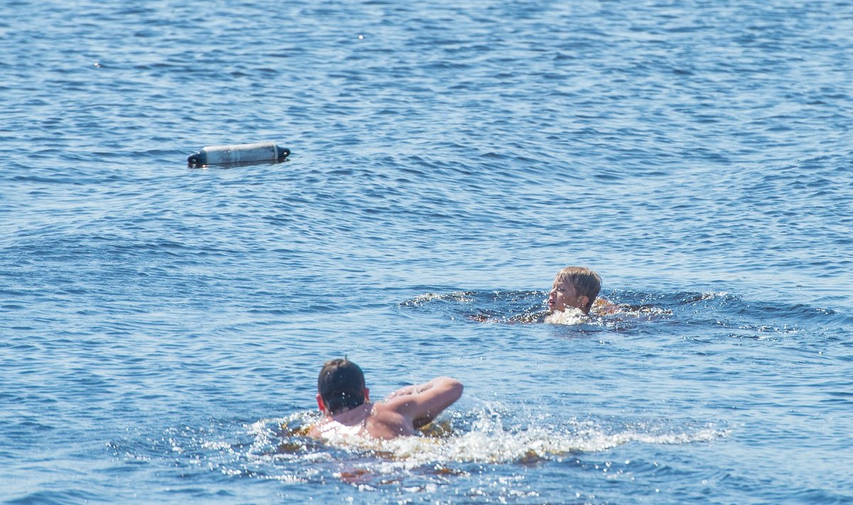 Noored mehed hindavad sageli oma ujumisoskust üle.