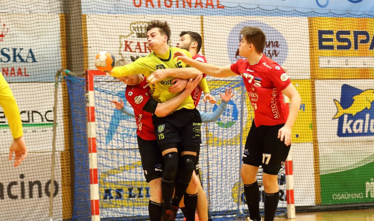 Põlva Serviti kaitse on Viljandi HC-d viimases kolmes liigamängus hoidnud alla 18 värava. Siin jäi Otto Karl Kondi ja Arturs Meikšansi haardesse Mihkel Lõpp.