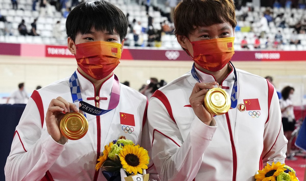 Hiina sportlasi iseloomustavad kullad kaelas ja Mao Zedongi märgid rinnas.