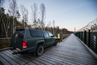 Tegime peatuse piirile rajatud pontoonsillal väikses boksis, kus vajadusel saavad teineteisest mööduda ka kaks autopatrulli korraga. Paremal paistab 149 piiripost.