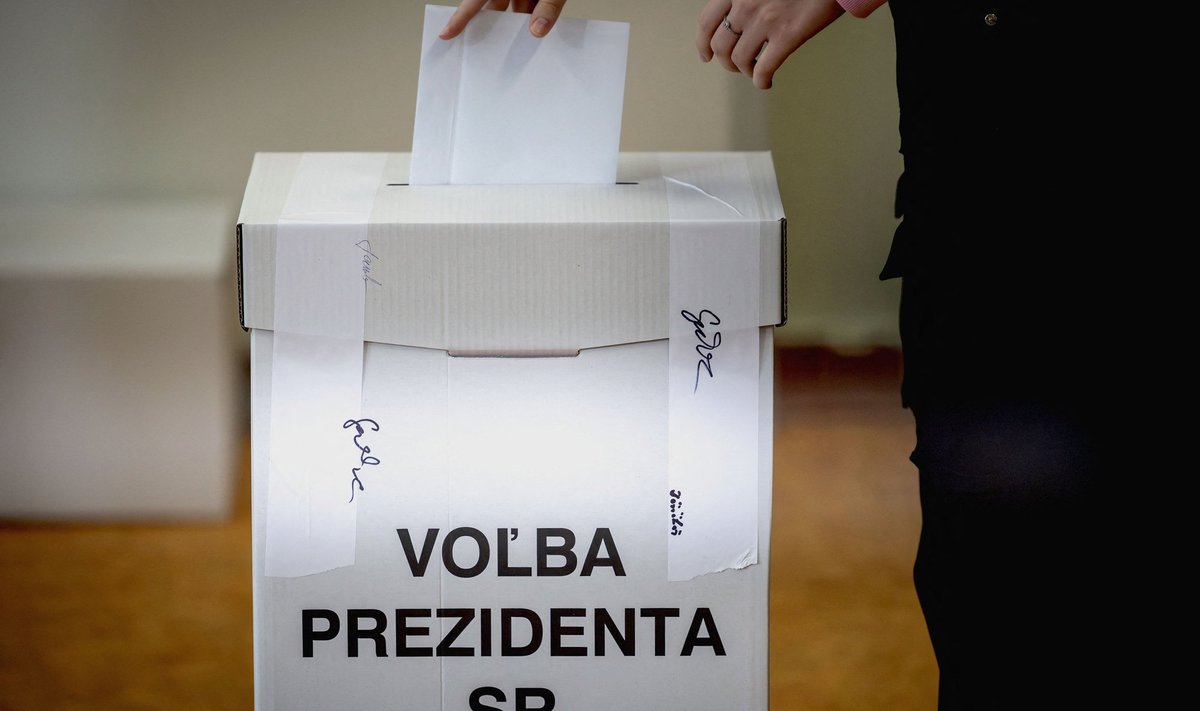 Valija paneb oma hääletussedeli kasti.