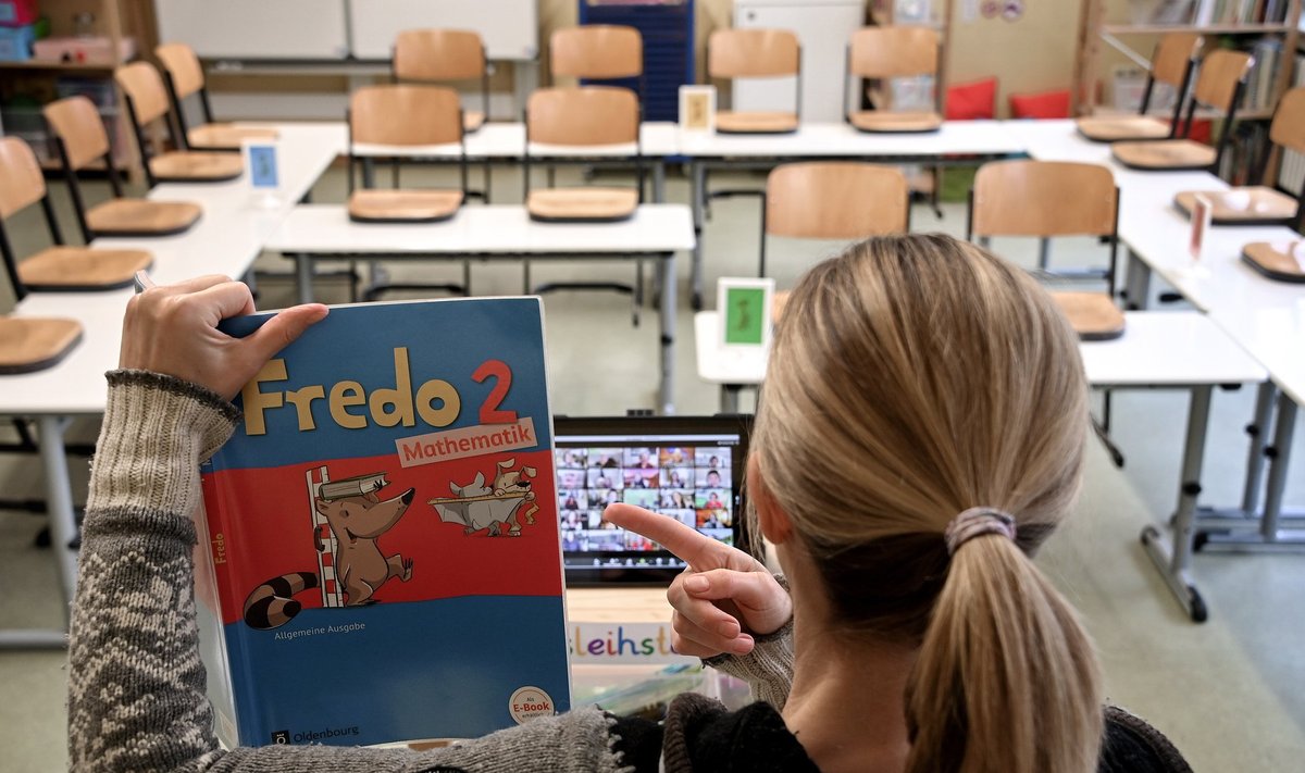 Saksa õpetaja annab tühjas klassiruumis veebitundi. Pandeemia on väiksemate laste lugemisoskusele mõjunud laastavalt.