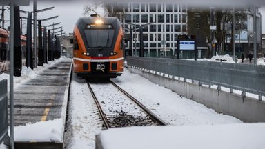 Tallinnas Hiiu ülesõidul sai rongilt löögi 90-aastane naine