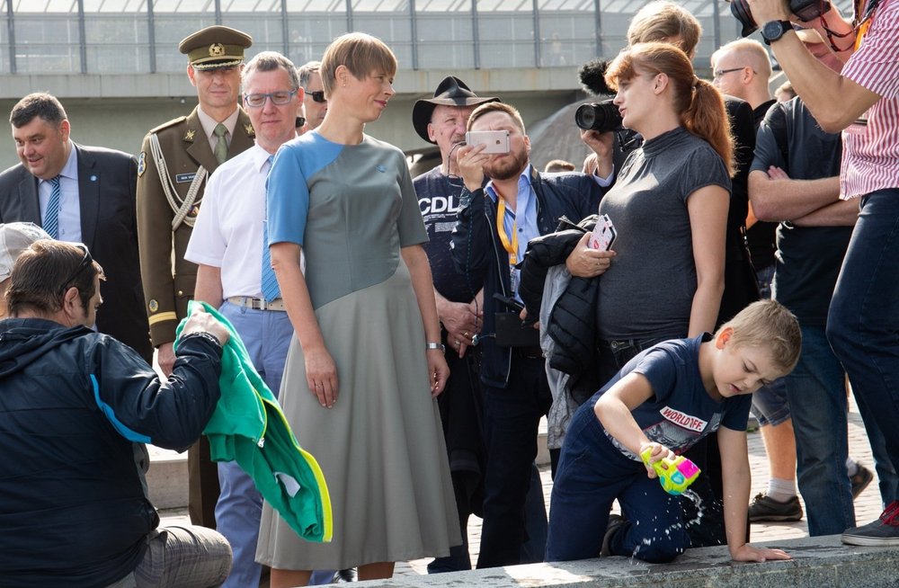 Сын президента в платье. Сын эстонского президента в платье.