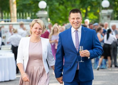  Jüri Ratas abikaasa Karin Ratasega presidendi roosiaias. 
