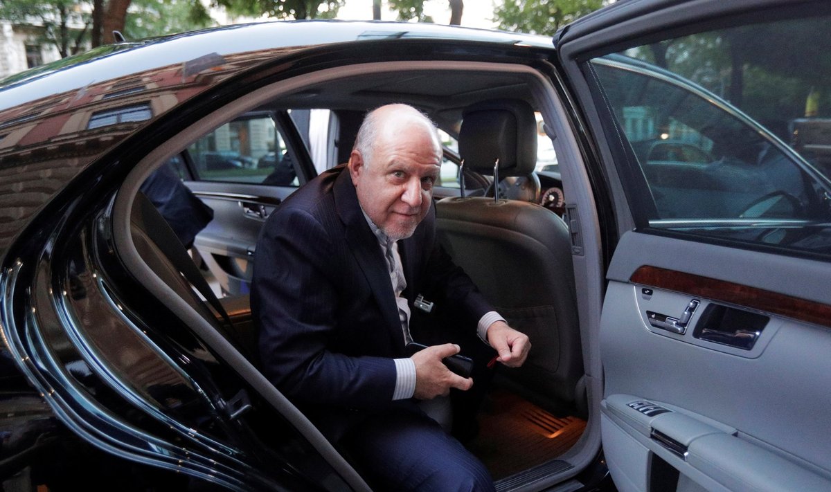 Iraani naftaminister Bijan Zanganeh OPECi kohtumise eel Viinis hotelli saabumas. 