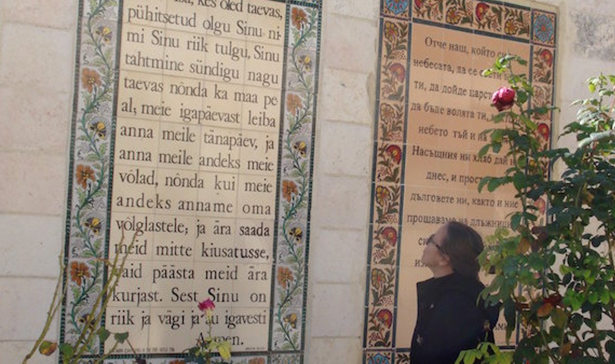 Tahvel eestikeelse Meie Isa palve tekstiga Jeruusalemmas, Õlimäel, Pater Noster'i kiriku õues.