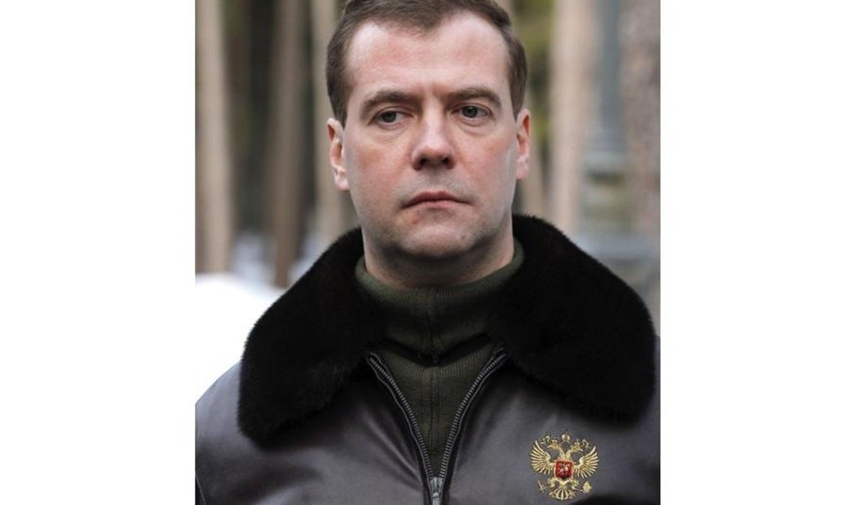 Venemaa president Dmitri Medvedjev kandis 21. märtsil meedias esinedes  nahktagi, millele on tikitud kuldsete tähtedega kiri "VENE ARMEE ÜLEMJUHATAJA"