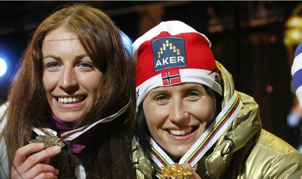  Justyna Kowalczyk (vasakul) ja Marit Björgen