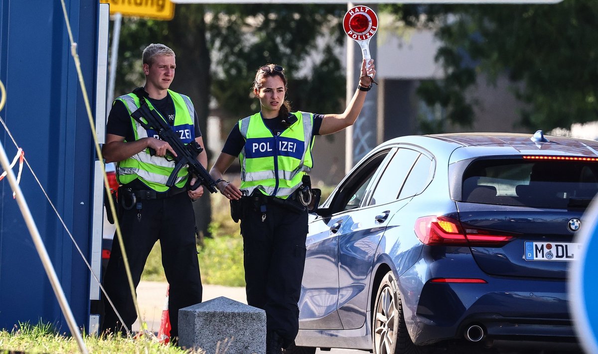 Saksa politseiametnikud tänavu septembris kontrollpunktis Oderi-äärses Frankfurdis. Saksamaa laiendas 16. septembril piirikontrolli üheksa naaberriigiga, eesmärgiks piirata ebaseaduslikku rännet.