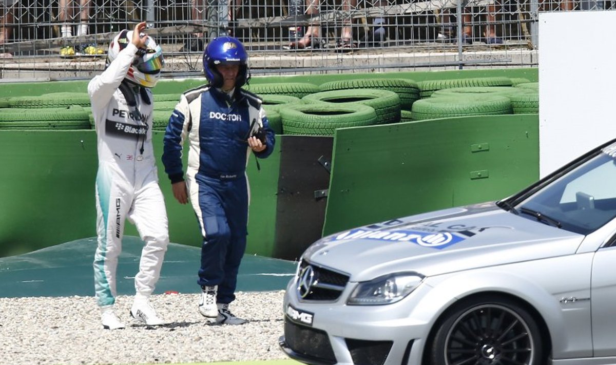 Lewis Hamilton tegi avarii.