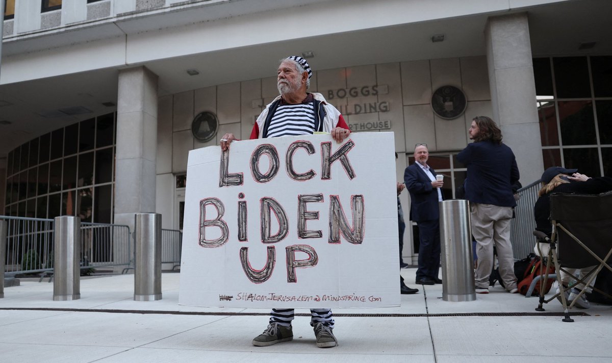 Meeleavaldaja 3. oktoobril Delaware’is kohtuhoone ees nõudmas, et noorem Biden saadetaks trellide taha.