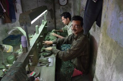 Töökoda Jaipuris, kus kohalikud käsitsi vääriskive töötlevad ja lihvivad. 