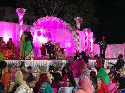 India pulm, mille vältel veedavad pruut ja peigmees enamuse ajast laval, kus teevad soovijatega tuhandeid fotosid. 