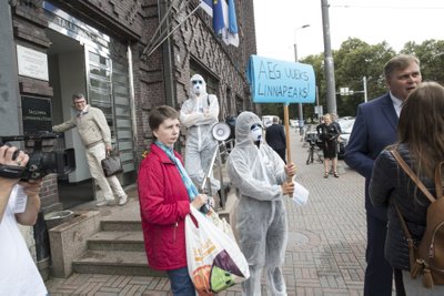 IRLi linnapeakandidaat Raivo Aeg oma meeskonnaga Tallinna linnavalitsuse juures korruptsiooni tõrjumas