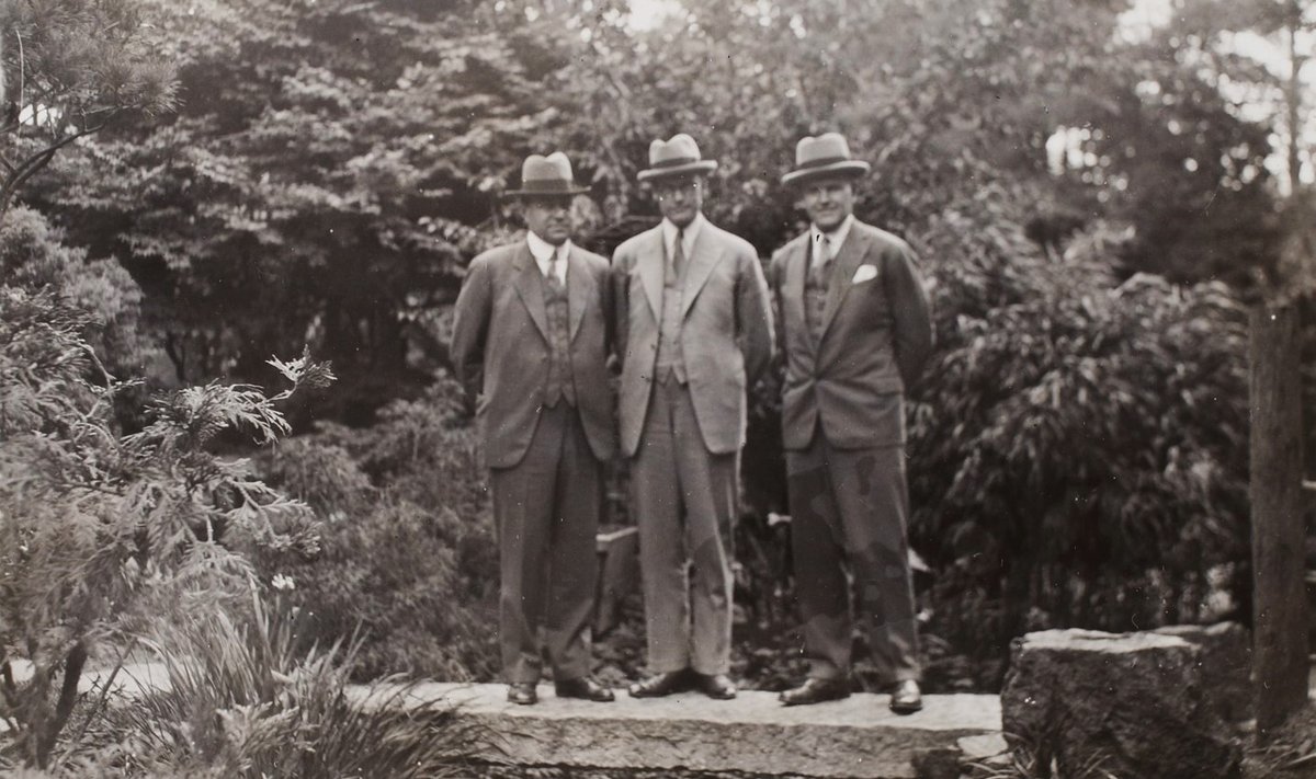 EESTIT ESINDAMAS: Eesti aukonsul Martin Coffer (vasakul) ja tema sekretär Ernst Jaakson (paremal) 1930. aastal San Franciscos. Keskel välisministeeriumi informatsioonibüroo juhataja Georg Meri.