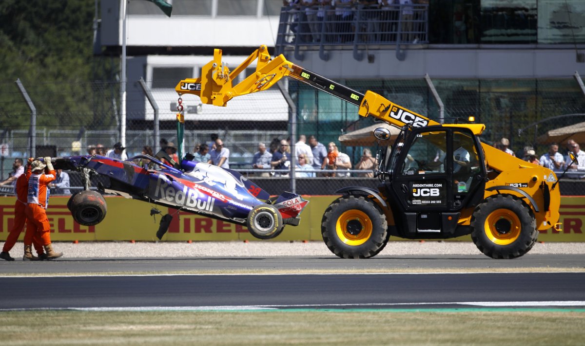 Brendon Hartley vormel pärast avariid Silverstone`is