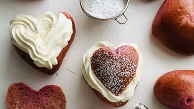 РЕЦЕПТ | День влюбленных и Масленица — два в одном! Удивите близких розовыми масленичными булочками в форме сердца